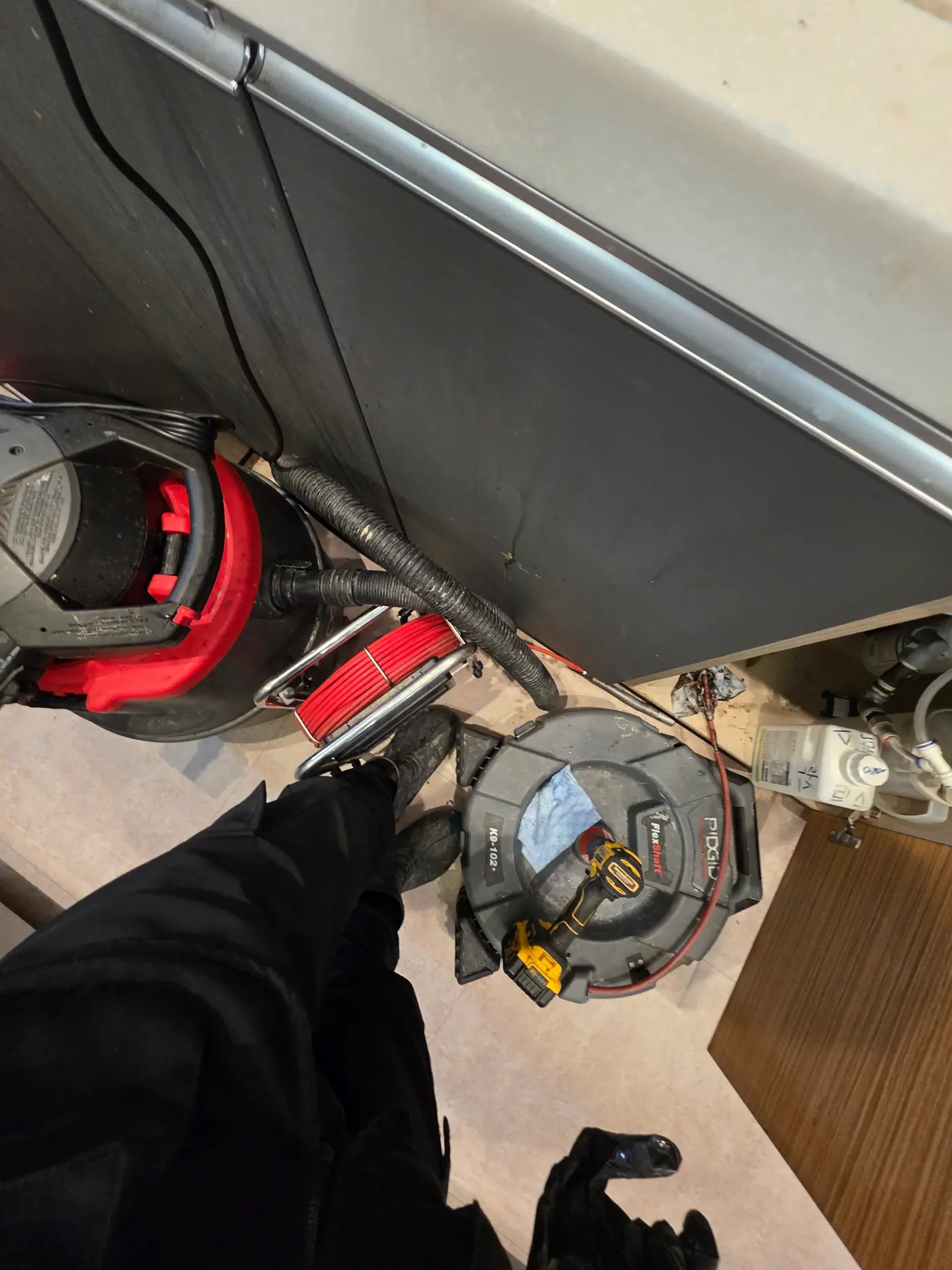 사당동 주방 하수구 스케일링을 위해 세팅된 RIDGID 내시경 및 플렉스 샤프트 장비