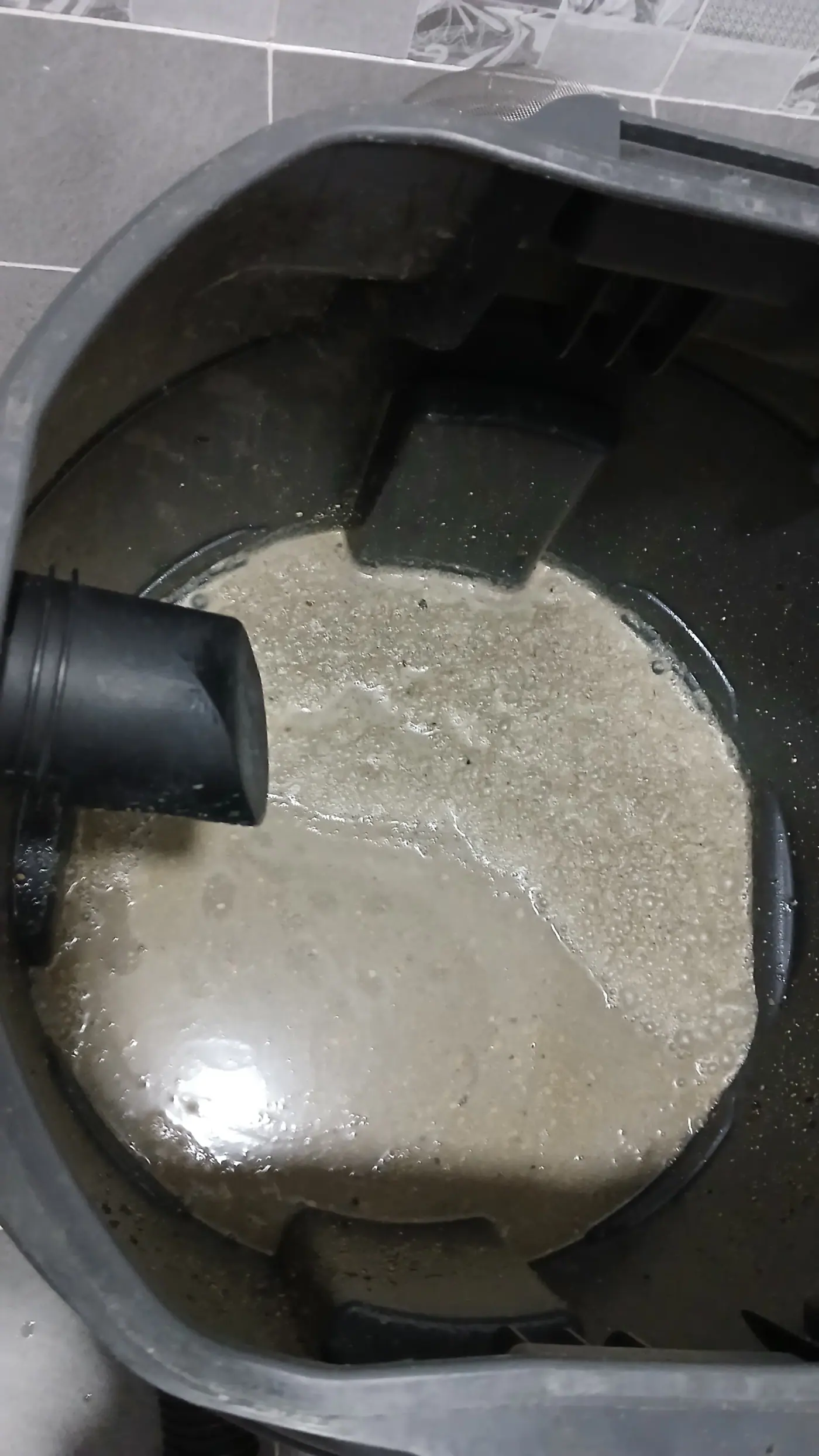 석션기 내부에 가득 수거된 화장실 하수구 썩은 오수와 슬러지
