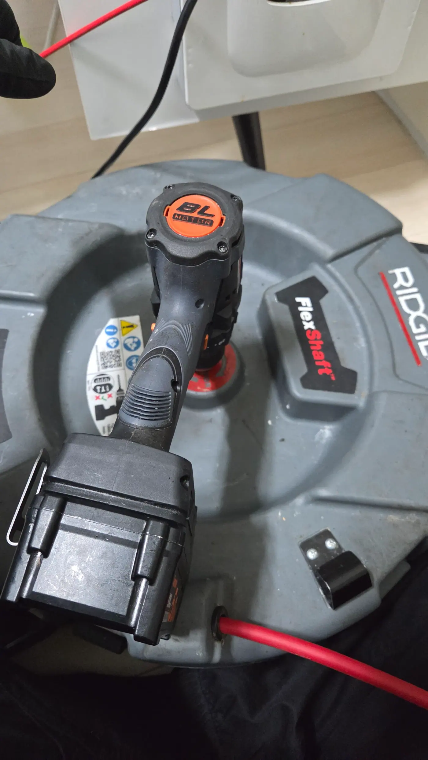 RIDGID 플렉스 샤프트 장비에 고출력 전동 드릴을 결합하여 스케일링을 가동하는 현장