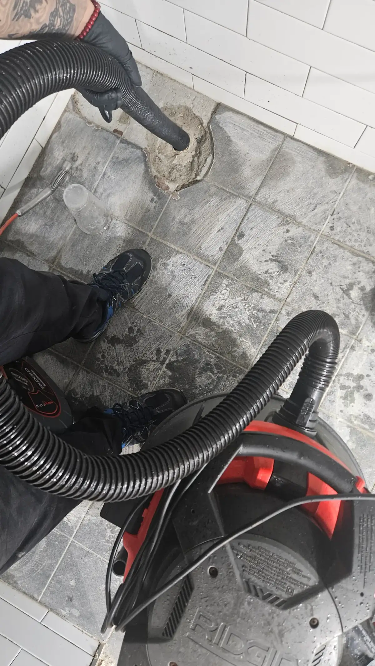 RIDGID 산업용 진공 석션기로 화장실 하수구 이물질을 흡입하는 작업